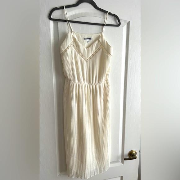 Express Cream Pleated Dress Size XS - Picture 1 of 3